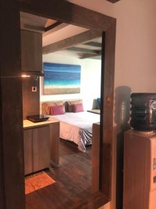 Un dormitorio con una cama y vista al mar. en Lavenderbnb Room 5 at Mataram City, en Yogyakarta 7 fotos más
