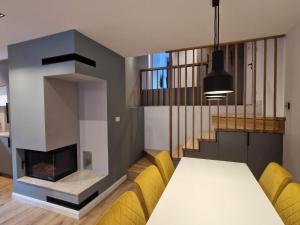 Łóżko lub łóżka w pokoju w obiekcie Divčigora apartmani
