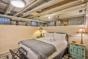 Katil atau katil-katil dalam bilik di Victorian Charm With Hot Tub & Fire Pit Downtown