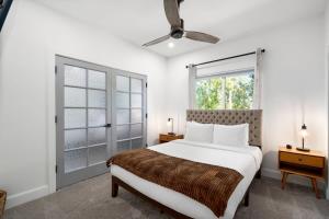 Un dormitorio con una cama grande y una ventana en 5 BDRM Heated Pool Game Tables Central Location en Chandler