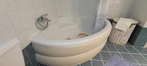A bathroom at Sweet Maisonette in Corfu Town