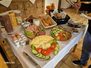 NiederfellにあるB3 Hotelの白いテーブルの上に食べ物が詰まったテーブル