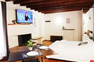 Televízia a/alebo spoločenská miestnosť v ubytovaní HBHALL Navigli 2 Apartment