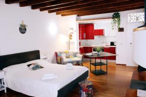 Kuchyňa alebo kuchynka v ubytovaní HBHALL Navigli 2 Apartment