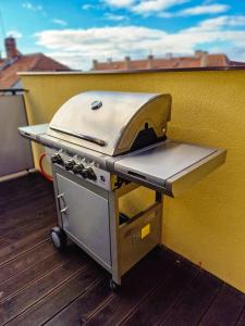 Ein für Gäste verfügbarer Grill in der Ferienwohnung