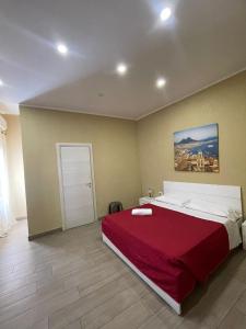 - une chambre avec un grand lit et une couverture rouge dans l'établissement Royal Dante, à Naples