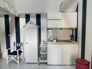 Una cocina o cocineta en Deauville Duplex 1er étage dans résidence centre Bayeux jardin aménagé commun proche des plages du débarquement- parking gratuit à proximité 27 fotos más