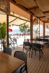 un restaurante con mesas y sillas en la playa en Kaila Krizantem Hotel, en Alanya