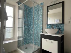 Un baño de Deauville Duplex 1er étage dans résidence centre Bayeux jardin aménagé commun proche des plages du débarquement- parking gratuit à proximité