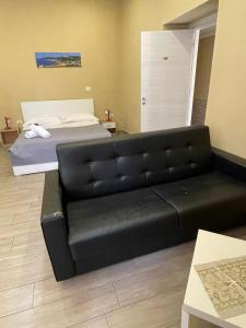 - un salon avec un canapé et un lit dans l'établissement Royal Dante, à Naples