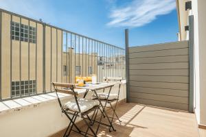 d'un balcon avec une table et des chaises. dans l'établissement Dotcampus Roma City Center, à Rome