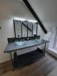 Un mostrador de baño con dos lavabos y un espejo. en Gîte chambre Matignon 2-4 pers 5 kms mer spa, en Matignon