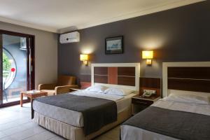 Katil atau katil-katil dalam bilik di Kaila Krizantem Hotel