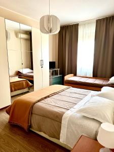 - une chambre avec un grand lit et un miroir dans l'établissement Bicocca Modern Apartment, à Milan