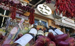 un montón de botellas de vino en exhibición en una tienda en B&B Vanity en Tropea