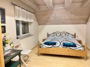 ein Schlafzimmer mit einem Bett mit zwei blauen Gläsern darauf in der Unterkunft Dom wypoczynkowy na Kaszubach o niezwyklym klimacie in Sierakowice