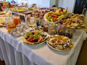 Hotel Kolorowa في كارباش: طاولة عليها العديد من أطباق الطعام