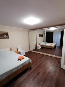 een hotelkamer met een bed en een spiegel bij Квартира in Nikolayev