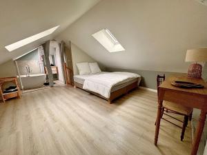 um quarto com uma cama, uma secretária e um lavatório. em Duplex - Place de parking privé em Orléans