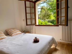 a bedroom with a large bed with a window at Yacumama Guesthouse in Soorts-Hossegor