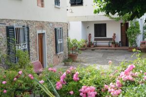 a garden with pink flowers in front of a building at Casa1 in Monsummano