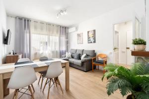 Posedenie v ubytovaní Barcelona coast apartment - only 5 minutes to the beach