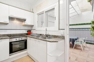 Kuchyňa alebo kuchynka v ubytovaní Barcelona coast apartment - only 5 minutes to the beach