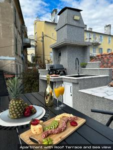 stół z talerzem jedzenia i kieliszkiem wina w obiekcie Villa Volos , free private parking w mieście Opatija