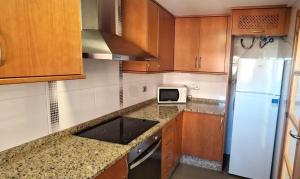 A kitchen or kitchenette at Vila de Oropesa Nº1053