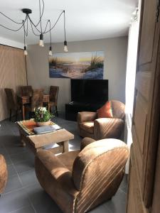 sala de estar con sofás, mesa y chimenea en Maison familiale proche Nausicaa, en Boulogne-sur-Mer 16 fotos más