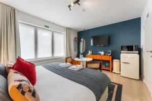 um quarto com uma cama grande e uma cozinha em Fall Eighteen by Romy&Travis em Bruges