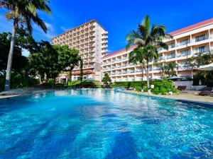 uma grande piscina em frente a um hotel em Hotel Breezebay Marina em Ilhas Miyako
