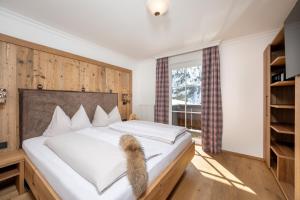 Letto o letti in una camera di Hotel Almschlössl & Schrotteralm