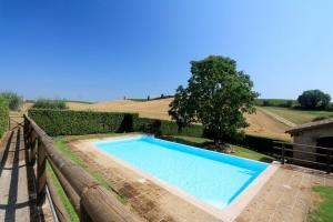 una piscina en una valla junto a un campo en Orvieto Country House, en Castiglione in Teverina