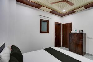 Cama ou camas em um quarto em OYO 8197 SHREE MAHAJAN HOTEL