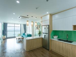 una cucina con frigorifero e un soggiorno. di Green Diamond Homestay Hạ Long a Ha Long