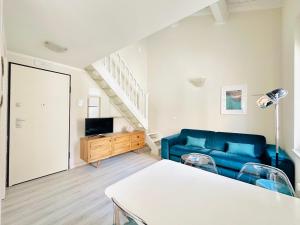 Televízia a/alebo spoločenská miestnosť v ubytovaní Le duplex - 2 pièces centre Cannes