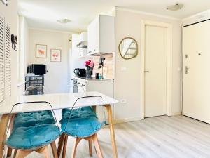 Kuchyňa alebo kuchynka v ubytovaní Le duplex - 2 pièces centre Cannes