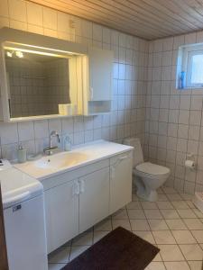 y baño con lavabo y aseo. en Hos Franz en Kruså