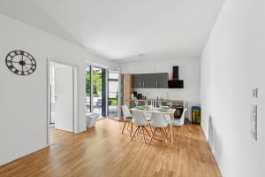 a kitchen and living room with a table and chairs at Sali-Homes R5 Neubau mit Terrasse im Zentrum in Bayreuth