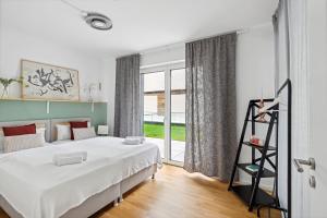 a bedroom with a large bed and a ladder at Sali-Homes R5 Neubau mit Terrasse im Zentrum in Bayreuth