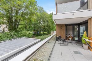 an outdoor balcony with a view of a building at Sali-Homes R5 Neubau mit Terrasse im Zentrum in Bayreuth
