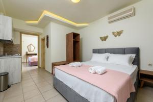 a bedroom with a large bed with towels on it at Villa Roula in Koinyra