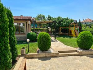a backyard with a playground with a playgroundfficientfficientfficientfficientfficientfficient at Guest House Moiata Kashta in Chernomorets