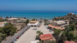 una vista aerea su un resort e sull'oceano di Plaka Beach Resort a Vasilikós