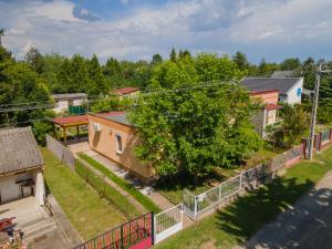 una vista aérea de una casa con un árbol en Menta Apartman, en Siófok