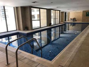 Bazén v ubytování luxury apartment in boulevard nebo v jeho okolí
