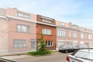 um edifício de apartamentos com carros estacionados num parque de estacionamento em Fall Eighteen by Romy&Travis em Bruges