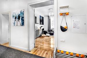 Apartamenty Pomarańczarnia في بوزنان: ممر مع باب مفتوح لغرفة المعيشة