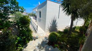 O grădină în afara Guesthouse Shehu Ksamil